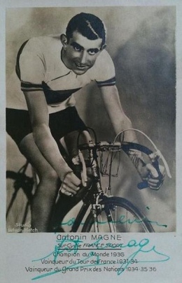 Photo Vintage Tour De France 1934 – Antonin Magne Vainqueur Se Restaure, Tirage Original